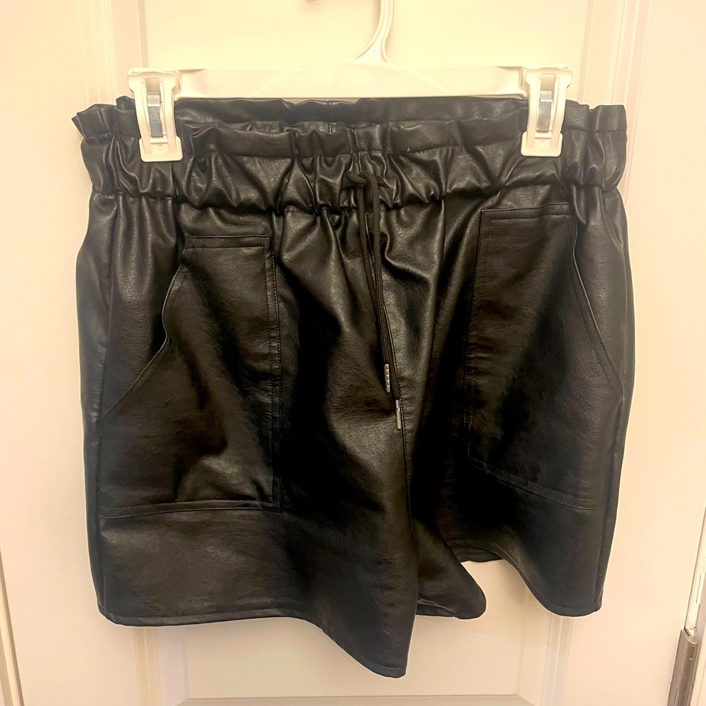 Leather shorts w/ pockets, size L